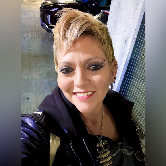 Meet Your Posher - Picture 3 of 17